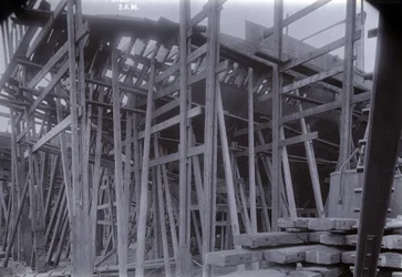 Der eisbrechende Zugfähren-Dampfer SS Baikal im Rahmen während des Baus durch Sir W.G. Armstrong Mitchell und Co. Ltd., in der Low Walker Werft, Newcastle upon Tyne, 1896